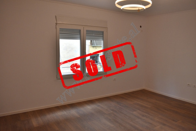 Apartament 2+1 ne shitje ne rruga Hysen Xhura prane Universitetit Europian ne Tirane.
Ndodhet ne ka